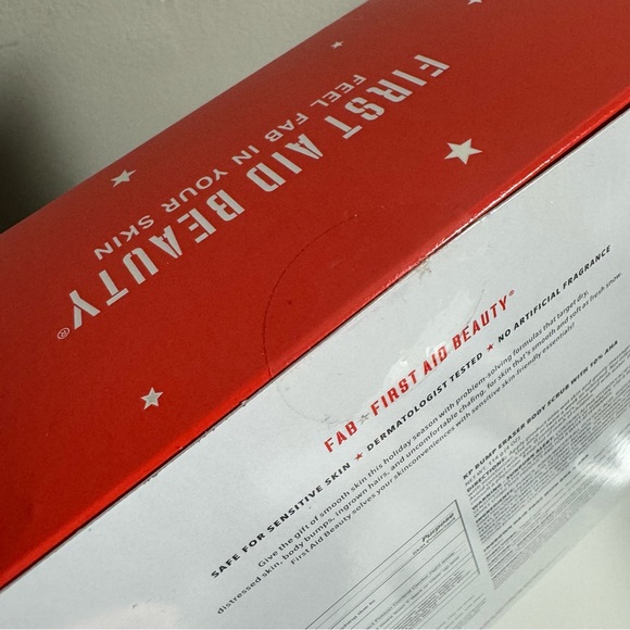 ✨NIB First Aid Beauty Smooth Skin Season Set - Picture 4 of 7